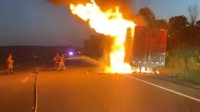美国一车18吨肋眼牛排高速上起火 最后“烤”全熟 