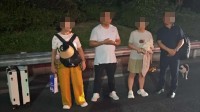 太危险！高速上爆胎后 4人直接弃车步行赶飞机