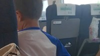 什么叫素质：俩小孩高铁上静音打架 只动手不动嘴