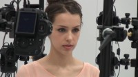 37岁“静静”美女演员亮相科隆展！试玩合金装备3RE