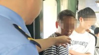 火车车厢连接处多人吸烟 女子劝阻发生冲突
