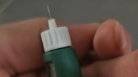 被自己蠢哭了！男子打胰岛素1个月才发现针套没摘
