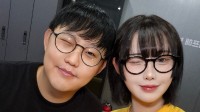 性感韩援Yasal与知名电竞选手imp合影:二人表情神似!