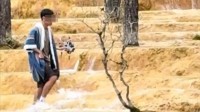 网传游客在黄龙景区钙华池内洗澡 景区：是捡无人机