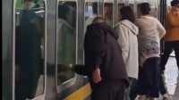 乘客自发擦拭开往拉萨列车的车窗？12306回应