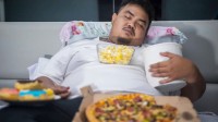 30岁玩家遭健康预警：熬夜久坐不运动 爱吃垃圾食品