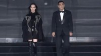 赵文卓带大女儿赵子仪走秀 女儿高颜值撞脸黄圣依