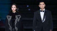 53岁赵文卓首带大女儿同台走秀 五官神似如复制粘贴