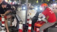 外卖小哥与男子马路中间对峙4小时 网友：两个“犟种”