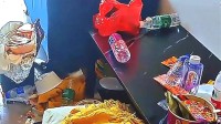 00后两男生开房住宿留下满床辣条油 最终赔偿300元