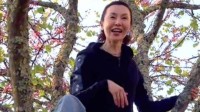 61岁张曼玉分享波尔多旅行片段：抱兔远足 还爬树