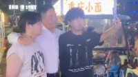 刘强东回宿迁凌晨吃大排档：和老乡亲切合影唠家常