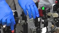 中国再创全球第一 首个电驱动钙钛矿激光器问世