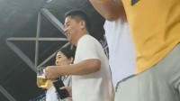 苏超宿迁2-0击败淮安：刘强东现场助威 手捧啤酒起舞