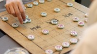 男子冒雨四小时分析战败棋局感动外网 热爱执着引共鸣
