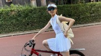 章泽天新照：穿网球服骑单车少女感满满 白到发光