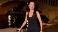 舒淇抵达威尼斯 休闲背心＋阔腿裤造型松弛又明媚