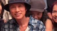 65岁黄子华恋情曝光？两人相差30岁 似父女