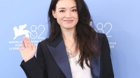 49岁舒淇亮相威尼斯电影节 执导首作《女孩》首映
