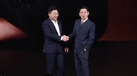 刘德华拉余承东拍合照 网友:法拉利老了也还是法拉利