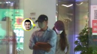 文章携女友同看话剧 两人一前一后 刻意回避镜头