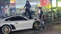 反转！女子闹市