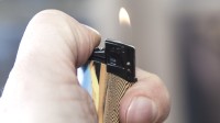 女子自拍炫耀第N次带打火机登机 机场回应正在核实