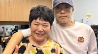 脱口秀演员房主任晒与周星驰合照：小人物也逆袭了！