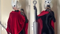 2B发型美女COS《丝之歌》大黄蜂：身材曲线太性感！