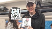 张智霖在高铁上帮助乘客 女子晒图:他帮我抬婴儿车