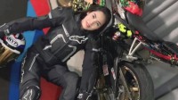 美女骑手超车时遭大货车碾压身亡 带头盔没能幸免