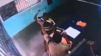 印度两囚犯越狱:一人用锤子袭击狱警 另一人自称追人