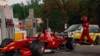 男子开假法拉利F1赛车高速路上飙车 结果被抓