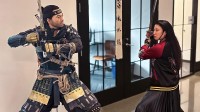 《羊蹄山》女主演员与境井仁合影：挥刀姿势性感帅气!