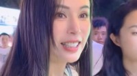 “小龙女”李若彤逛长沙扬帆夜市 状态极佳