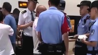 男子高铁上旁若无人抽烟被带走 12306回应