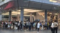 华为三折叠屏卖疯了 开售现场人从众：17999元起