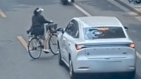 女子骑车横穿马路与汽车相撞：交警判女子全责获赞