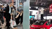 法院支持站车顶维权女车主：特斯拉需提供相关数据