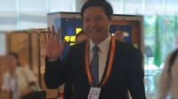 雷军现身厦门：步伐铿锵 一路挥手一路感谢