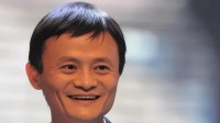 马云现身阿里园区酒吧：挥手致意后戴上口罩