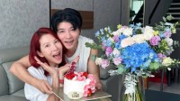 张晋晒合影为老婆庆52岁生日 蔡少芬:我今天是小公主