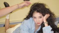 关晓彤晒28岁生日美照：卷发长腿 身材比例绝了