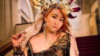 《羊蹄山》女主演员化妆舞会新图：性感身材太带派！