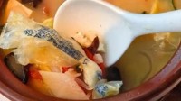 知名烤鸭店菜里吃出塑料袋 门店：系分料包不慎掉入