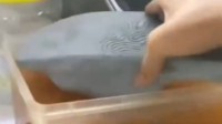 店员将拖鞋放奶茶配料盆被行拘 员工上岗不到1小时