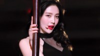 还以为Lisa后面是吴京 媚眼如丝是啥丝的动态图