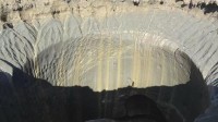 西伯利亚苔原神秘自爆原因 突然出现10米深巨坑