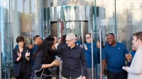 库克现身零售店庆iPhone17发售：对数据非常满意