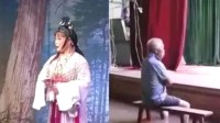 暴雨中台下只剩1名观众演员仍开演 仿佛台下座无虚席